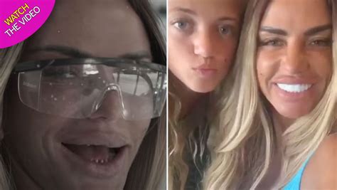 Katie Price unveils sharp real teeth after she gets。